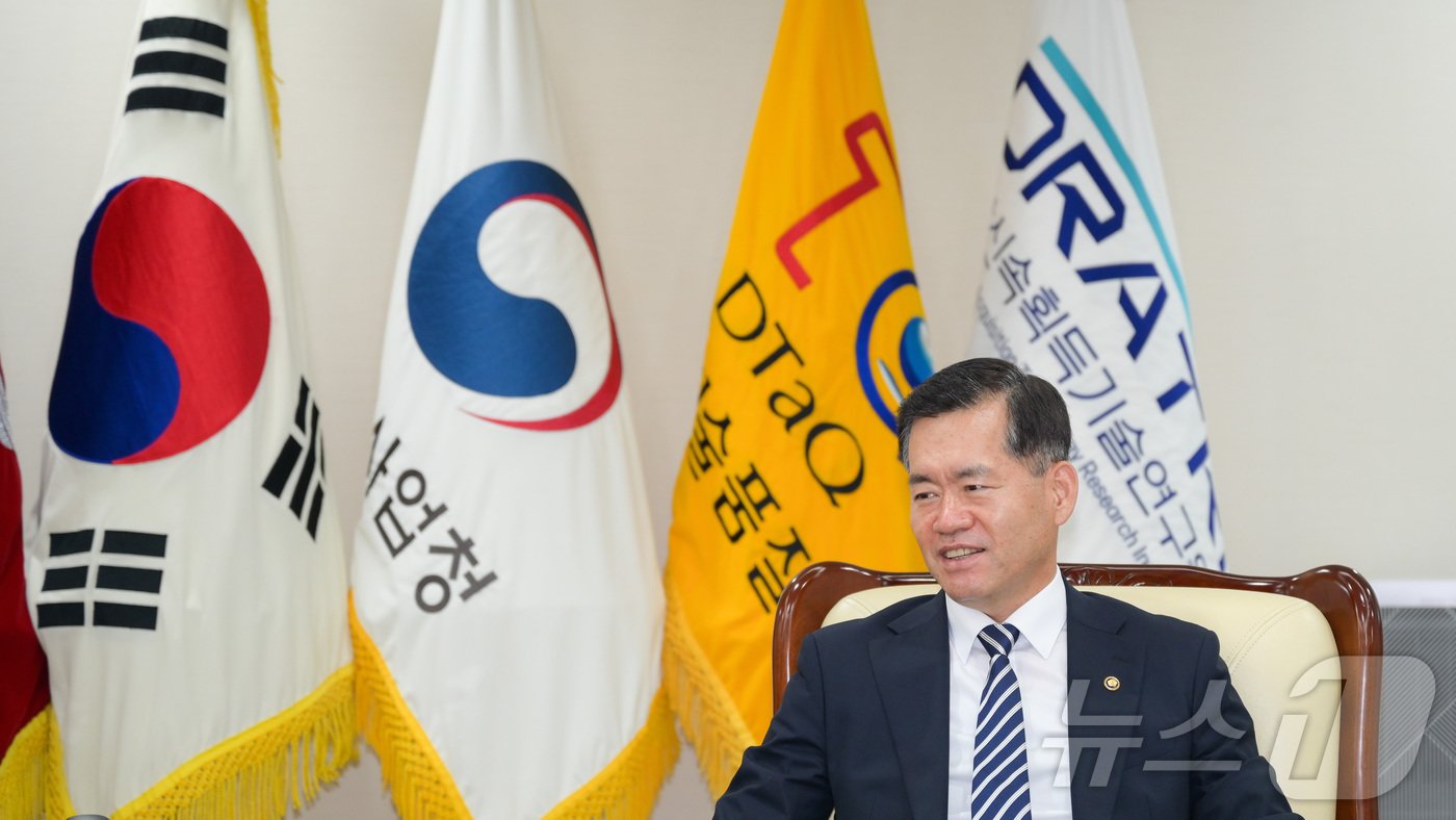 본문 이미지 - 석종건 방위사업청장이 지난 22일 정부과천청사에서 뉴스1과 인터뷰하고 있다.(방위사업청 제공)