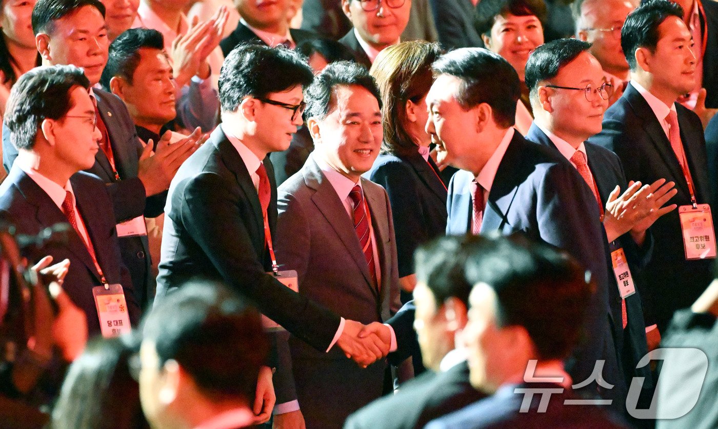 윤석열 대통령이 23일 경기 고양시 킨텍스에서 열린 국민의힘 4차 전당대회에 입장하며 한동훈 당대표 후보와 악수 하고 있다. &#40;공동취재&#41; 2024.7.23/뉴스1 ⓒ News1 안은나 기자