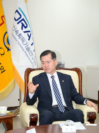 본문 이미지 - 석종건 방위사업청장이 지난 22일 정부과천청사에서 뉴스1과 인터뷰하고 있다.&#40;방위사업청 제공&#41;