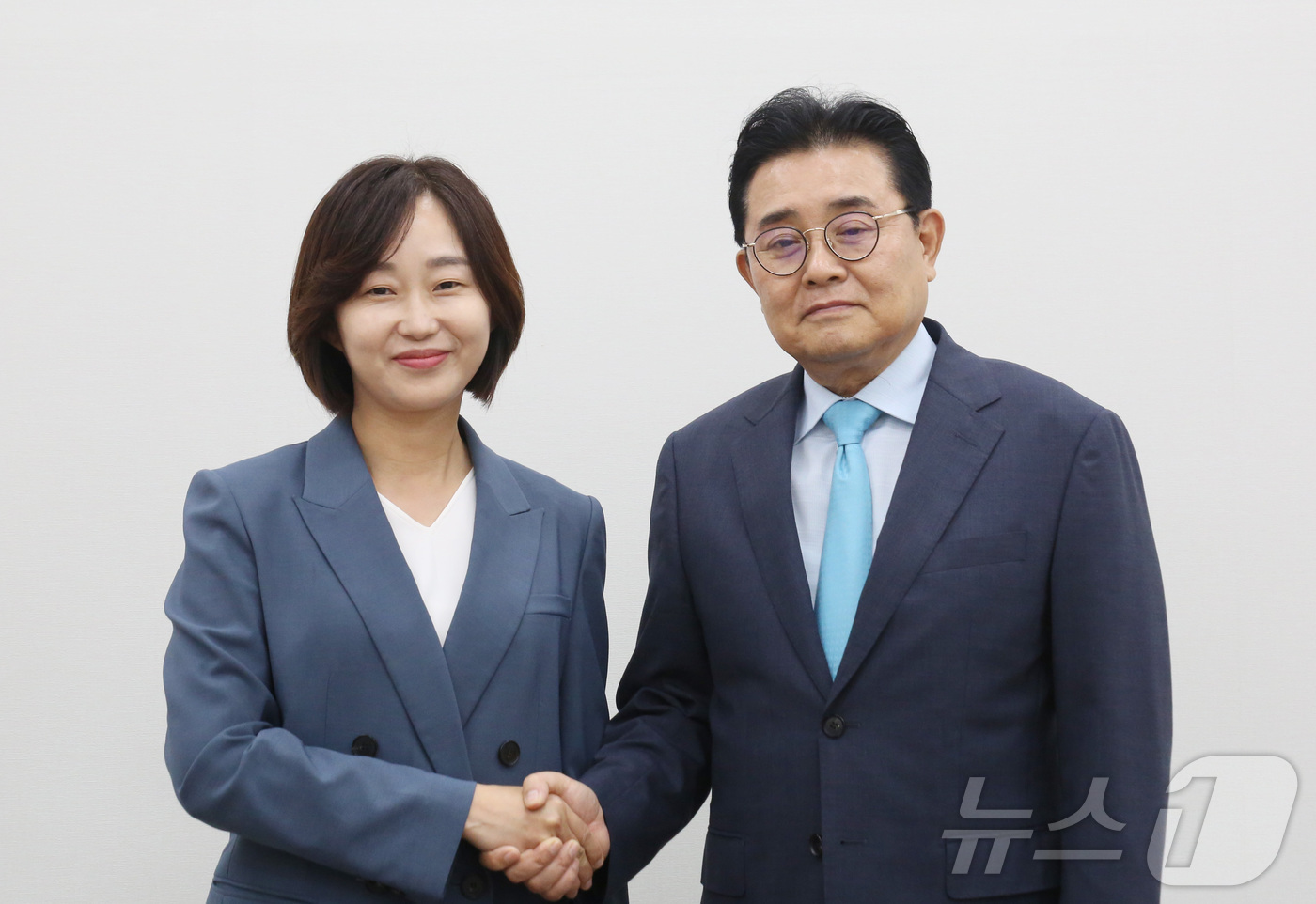 (서울=뉴스1) 김민지 기자 = 전병헌 새로운미래 대표가 23일 서울 여의도 국회에서 김재연 진보당 대표를 예방하고 있다. (새로운미래 제공) 2024.7.23/뉴스1