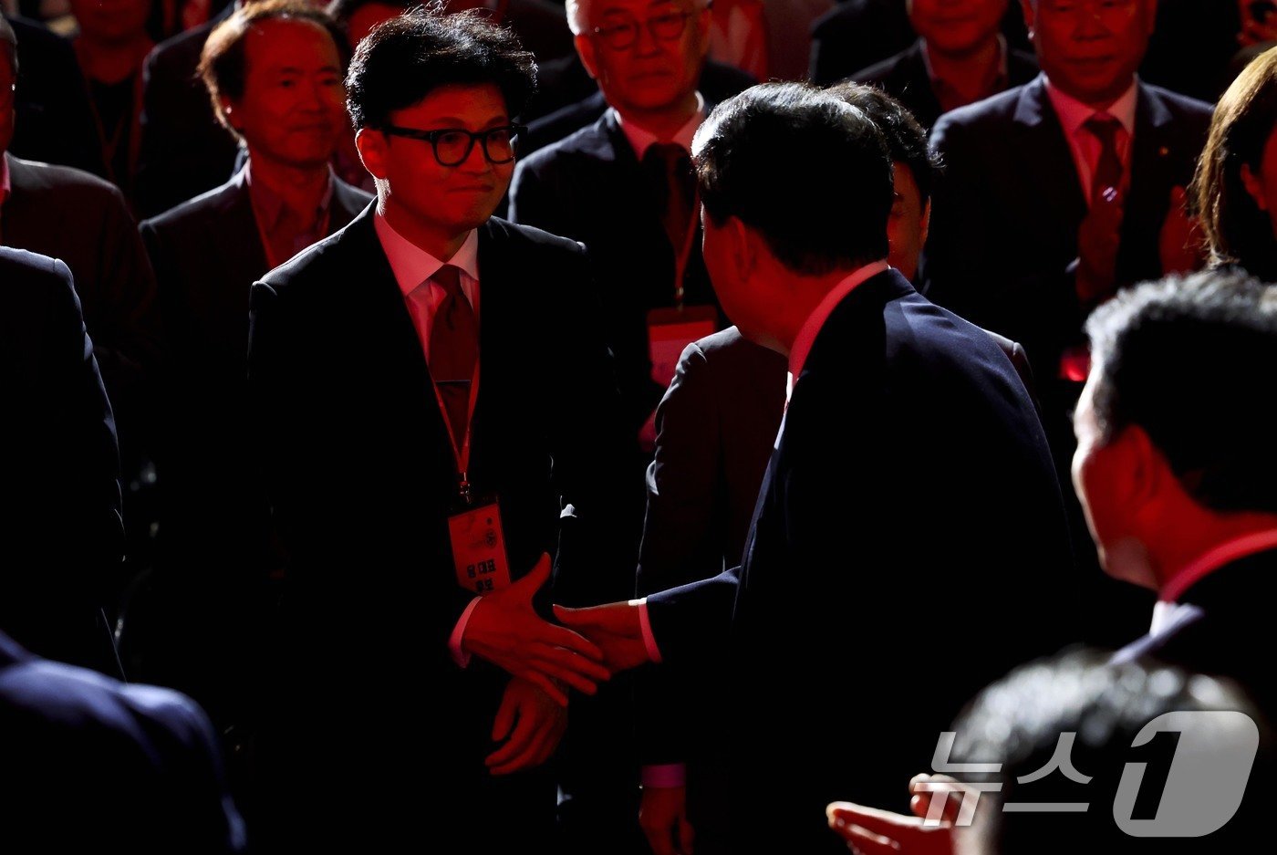 본문 이미지 - 윤석열 대통령이 23일 경기 고양시 킨텍스에서 열린 국민의힘 제4차 전당대회에 참석하며 한동훈 당 대표 후보와 인사하고 있다. (공동취재) 2024.7.23/뉴스1 ⓒ News1 안은나 기자