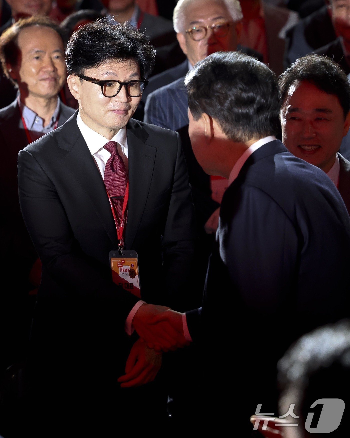 본문 이미지 - 윤석열 대통령이 23일 경기 고양시 킨텍스에서 열린 국민의힘 제4차 전당대회에 참석하며 한동훈 당 대표 후보와 인사하고 있다. (공동취재) 2024.7.23/뉴스1 ⓒ News1 안은나 기자