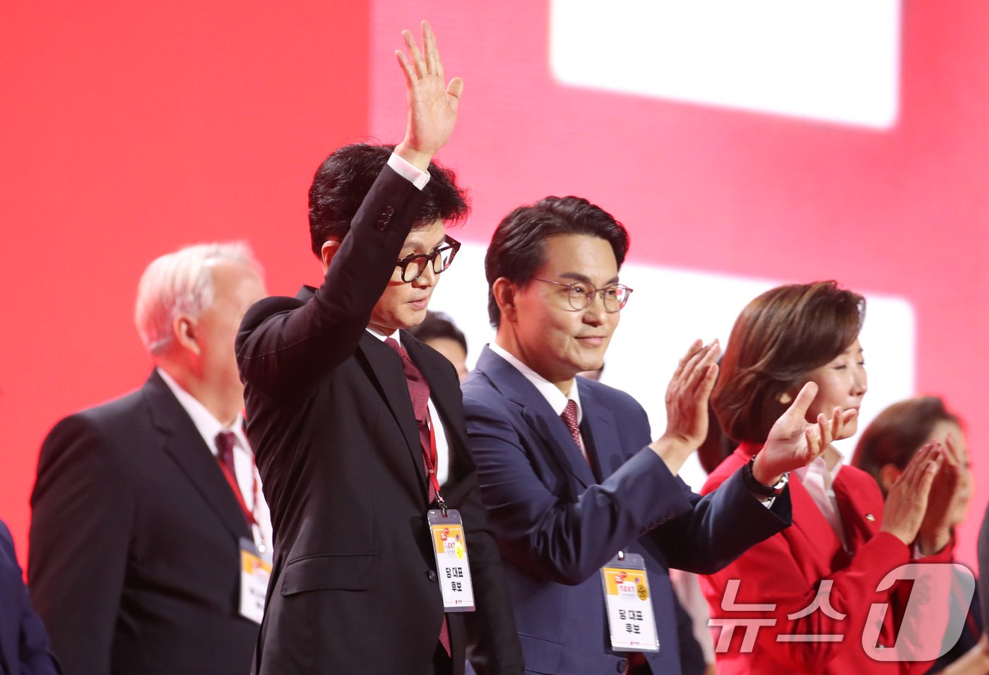 본문 이미지 - 한동훈 국민의힘 당대표 후보가 23일 오후 경기 고양시 일산서구 킨텍스에서 열린 국민의힘 제4차 전당대회에서 당대표에 당선되자 손을 들어 인사하고 있다. 2024.7.23/뉴스1 ⓒ News1 이광호 기자