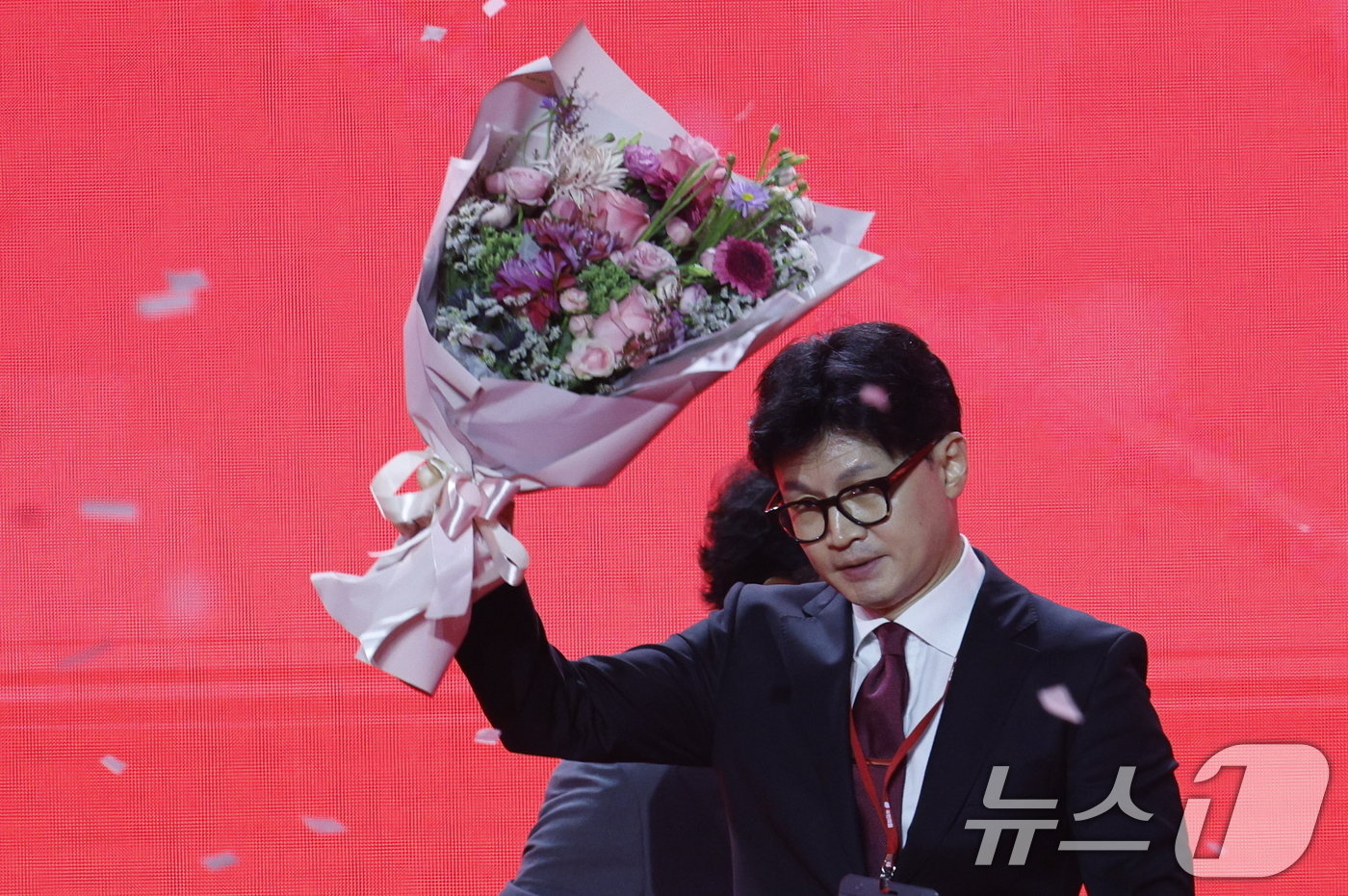 본문 이미지 - 한동훈 국민의힘 당대표 후보가 23일 오후 경기 고양시 일산서구 킨텍스에서 열린 국민의힘 제4차 전당대회에서 당대표에 당선되자 꽃다발을 들고 인사하고 있다. 2024.7.23/뉴스1 ⓒ News1 안은나 기자