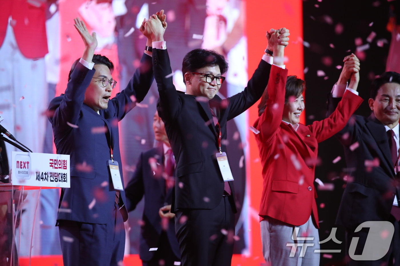 본문 이미지 - 한동훈 국민의힘 신임 당대표가 23일 오후 경기 고양시 일산서구 킨텍스에서 열린 국민의힘 제4차 전당대회에서 당대표로 당선 경쟁자들과 손을 맞잡고 인사하고 있다. 2024.7.23/뉴스1 ⓒ News1 이광호 기자