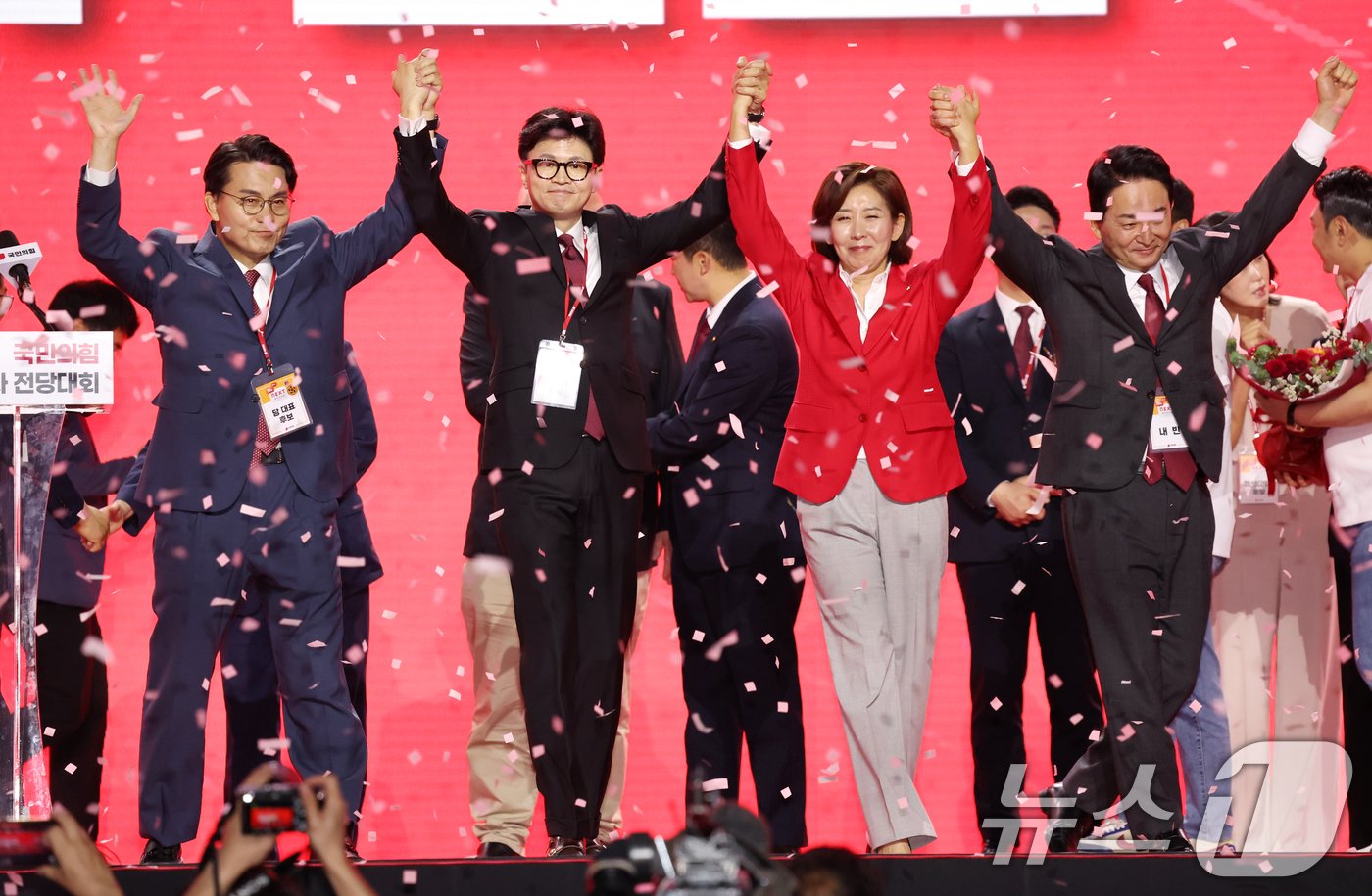 본문 이미지 - 한동훈 국민의힘 신임 당대표(왼쪽 두번째)가 23일 경기 고양 킨텍스에서 열린 제4차 국민의힘 전당대회에서 윤상현, 나경원, 원희룡 후보들과 기념촬영을 하고 있다. (공동취재) 2024.7.23/뉴스1 ⓒ News1 안은나 기자