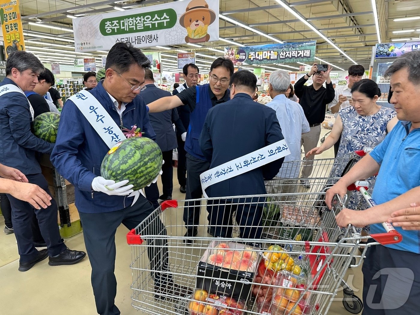 본문 이미지 - 서울 서초구 소재 농협 하나로마트 양재점에서 열린 강원 우수 농산물 기획특판행사 개장식.(농협 강원본부 제공)