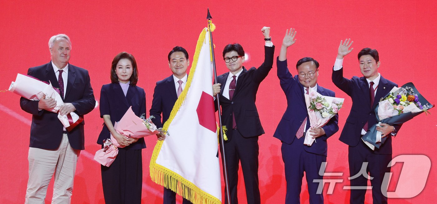 한동훈 국민의힘 신임 당대표가 23일 오후 경기 고양시 일산서구 킨텍스에서 열린 국민의힘 제4차 전당대회에서 최고위원, 청년최고위원들과 기념촬영을 하고 있다. 왼쪽부터 인요한, 김민전, 장동혁 최고위원, 한 대표, 김재원 최고위원, 진종오 청년최고위원. 2024.7.23/뉴스1 ⓒ News1 안은나 기자