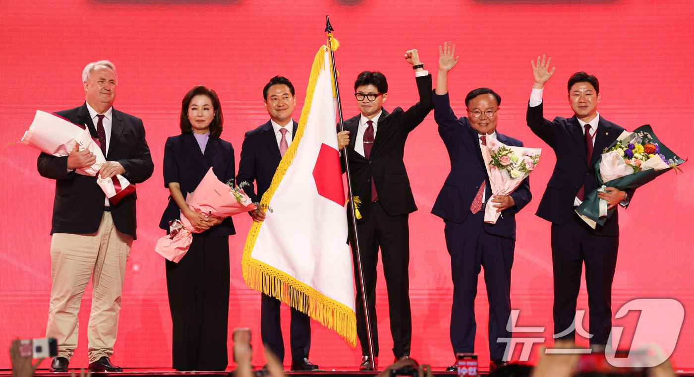 본문 이미지 - 한동훈(왼쪽 네번째) 국민의힘 신임 당대표가 23일 경기 고양 킨텍스에서 열린 제4차 국민의힘 전당대회에서 당대표로 선출된 뒤 신임 지도부들과 기념촬영을 하고 있다. 왼쪽부터 인요한, 김민전, 장동혁 최고위원, 한 대표, 김재원 최고위원, 진종오 청년최고위원. (공동취재) 2024.7.23/뉴스1 ⓒ News1 안은나 기자