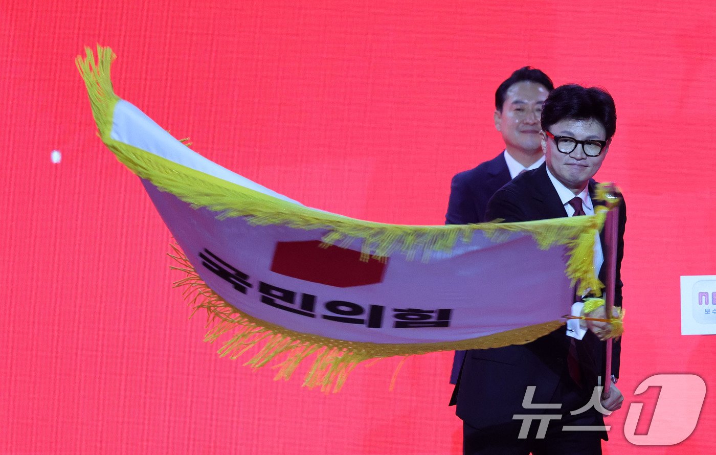 본문 이미지 - 한동훈 국민의힘 신임 당대표가 23일 경기 고양 킨텍스에서 열린 국민의힘 제4차 전당대회에서 당기를 흔들고 있다. (공동취재) 2024.7.23/뉴스1 ⓒ News1 이광호 기자