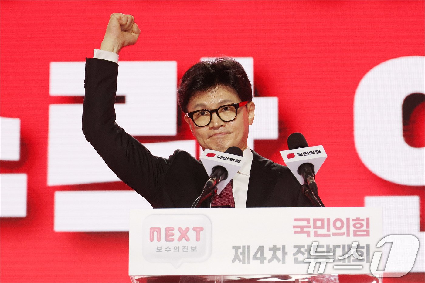 본문 이미지 - 국민의힘 당 대표로 선출된 한동훈 후보가 23일 경기 고양 킨텍스에서 열린 제4차 국민의힘 전당대회에서 수락연설에 앞서 손을 들어보이고 있다. (공동취재) 2024.7.23/뉴스1 ⓒ News1 이광호 기자