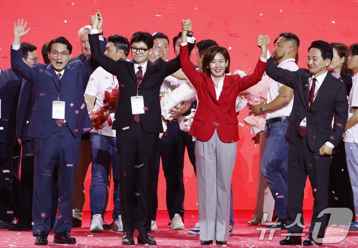 본문 이미지 - 한동훈 국민의힘 신임 대표&#40;왼쪽 두 번째&#41;가 23일 경기 고양 킨텍스에서 열린 국민의힘 제4차 전당대회에서 윤상현, 나경원, 원희룡 후보와 기념촬영을 하고 있다. &#40;공동취재&#41; 2024.7.23/뉴스1 ⓒ News1 이광호 기자