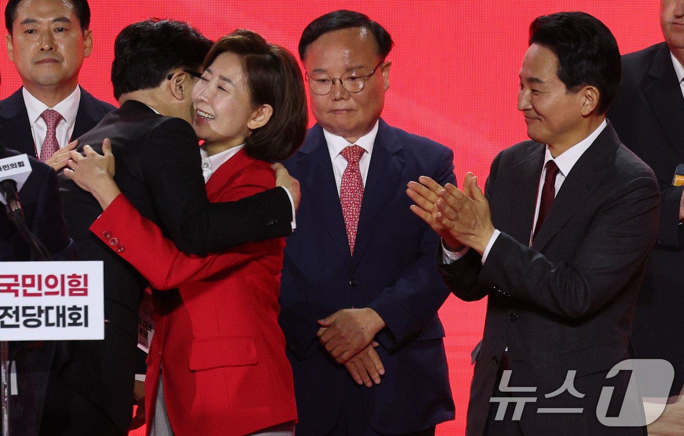 본문 이미지 - 한동훈 국민의힘 신임 당대표가 23일 오후 경기 고양시 일산서구 킨텍스에서 열린 국민의힘 제4차 전당대회에서 나경원, 원희룡 후보의 축하를 받고 있다. (공동취재) 2024.7.23/뉴스1 ⓒ News1 안은나 기자