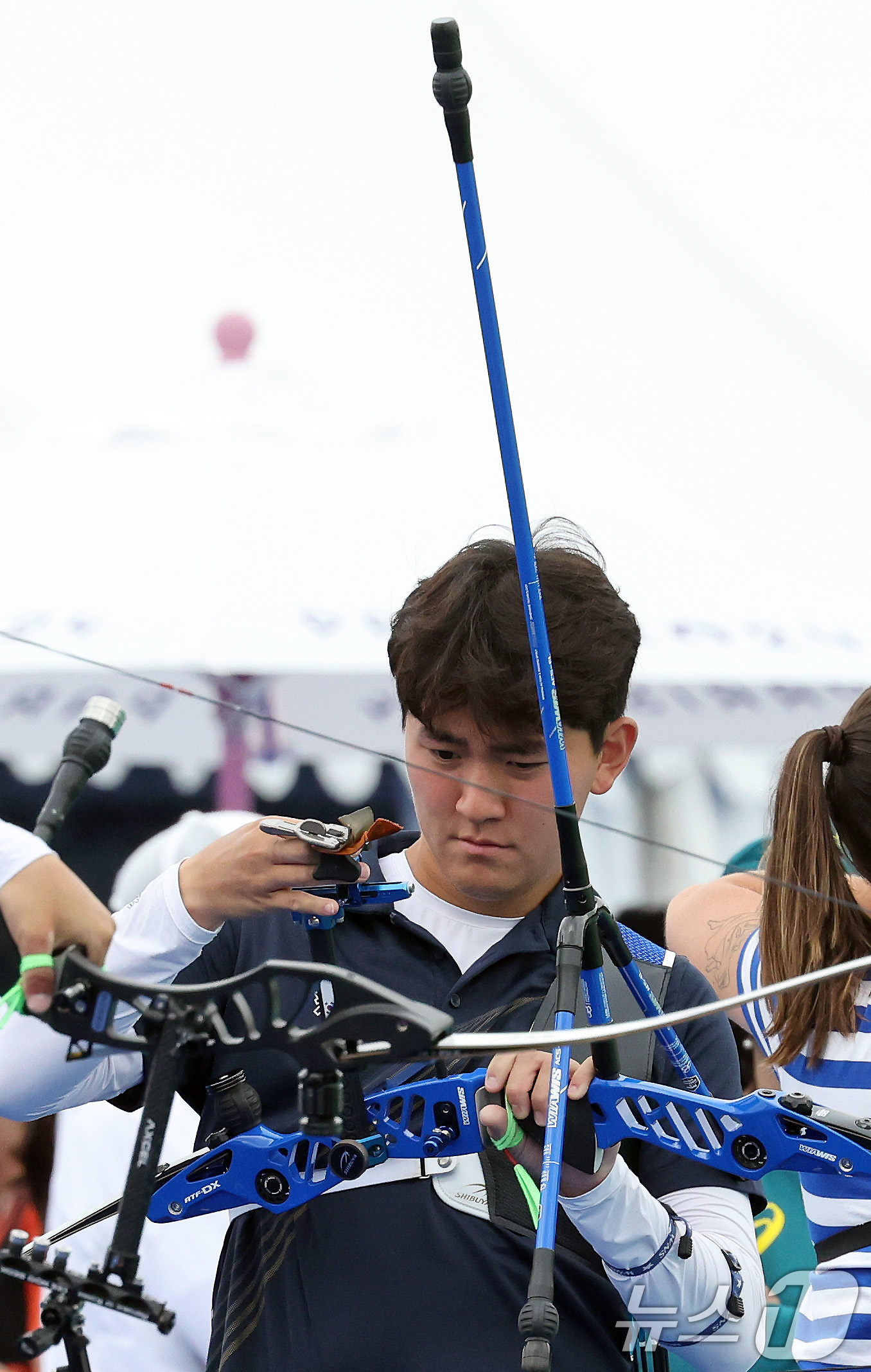 (파리(프랑스)=뉴스1) 이동해 기자 = 2024 파리올림픽 양궁대표팀 김제덕이 23일(한국시간) 오후 프랑스 파리 앵발리드에서 가진 훈련에서 영점 조절하고 있다. 2024.7.2 …