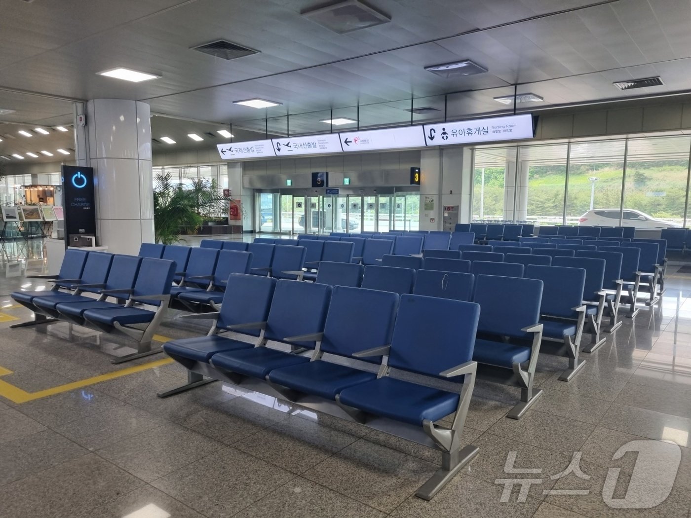 본문 이미지 - 플라이강원이 국제선에 이어 국내선 운항을 중단한 지 닷새째인 지난해 5월24일 양양국제공항 국내선 대합실이 휑한 모습을 보이고 있다. 2023.5.24/뉴스1 윤왕근 기자