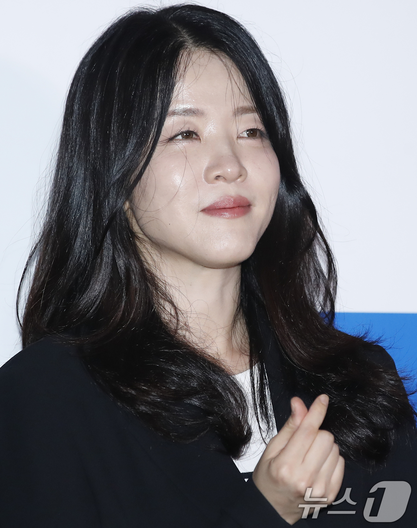 하트 포즈 취하는 김한결 감독 - 뉴스1