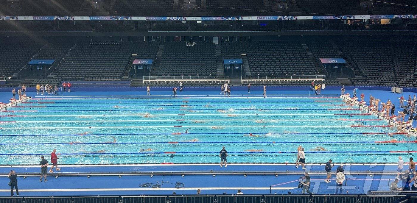 본문 이미지 - 2024 파리 올림픽에 출전하는 수영 선수들이 23일&#40;한국시간&#41; 파리 라데팡스 아레나에서 열린 공식 훈련에 참여했다. 2024.7.23/뉴스1 ⓒ News1 이상철 기자