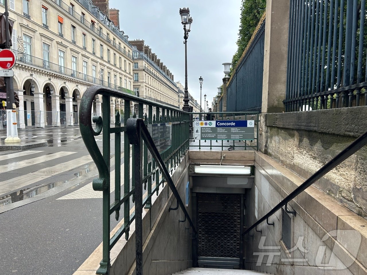 본문 이미지 -  23일&#40;한국시간&#41; 프랑스 파리의 지하철 1호선 콩코르드역의 출입구가 막혀 있다. 2024.7.23/뉴스1 ⓒ News1 문대현 기자