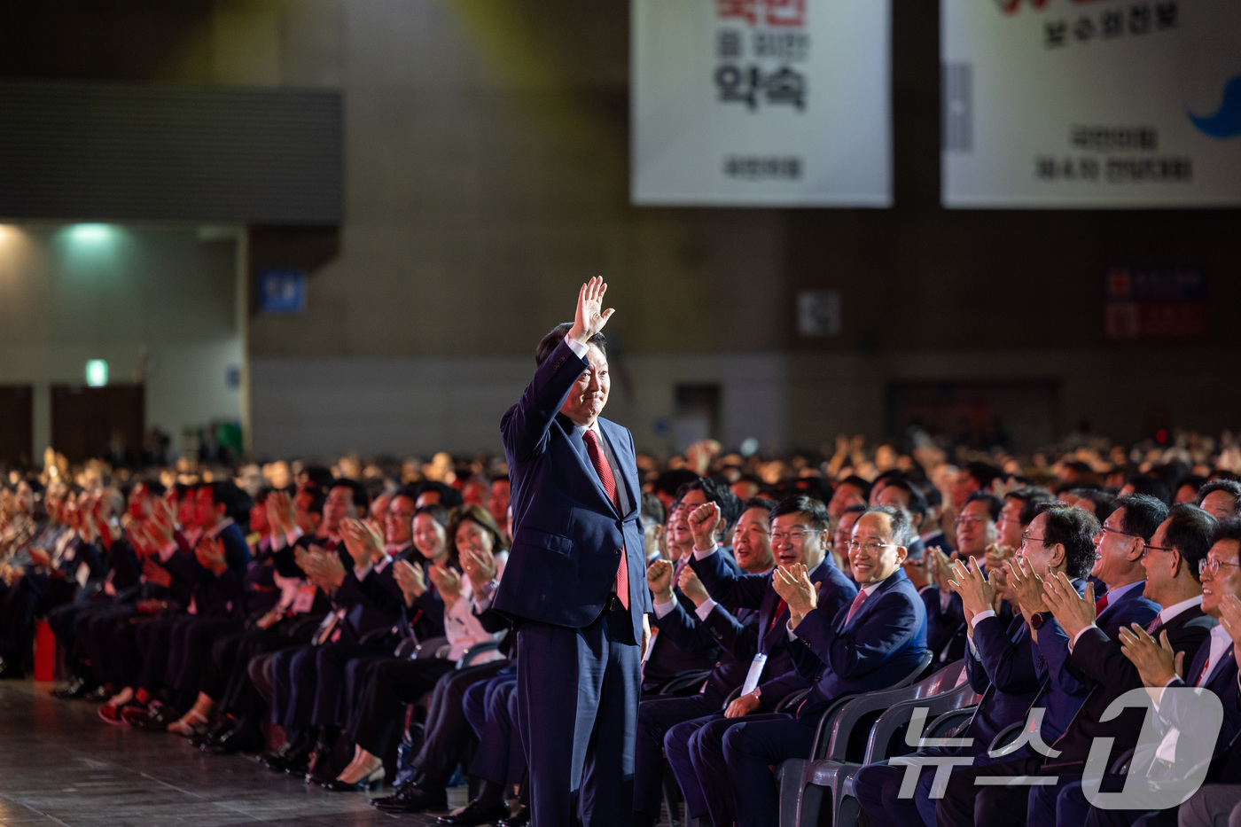 (서울=뉴스1) 박지혜 기자 = 윤석열 대통령이 23일 경기 고양시 킨텍스에서 열린 국민의힘 제4차 전당대회에 입장하며 당원들을 향해 인사하고 있다. (대통령실 제공) 2024.7 …