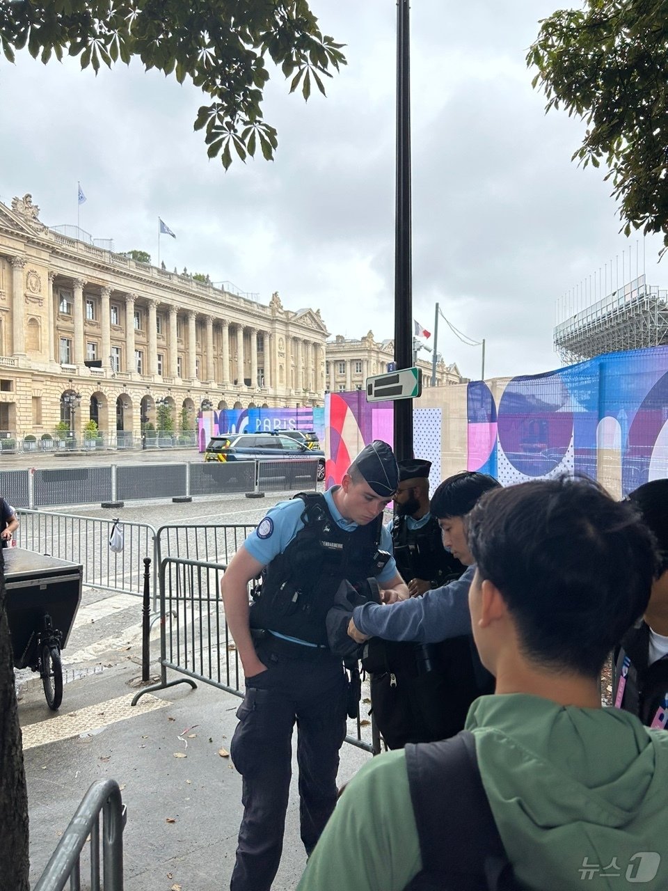 본문 이미지 - 파리올림픽 개막을 사흘 앞둔 23일 오후&#40;한국시간&#41; 프랑스 파리 콩코르드 광장 인근에서 경찰 인력이 통행자들의 짐을 검색하고 있다. 2024.7.23/뉴스1 ⓒ News1 문대현 기자 