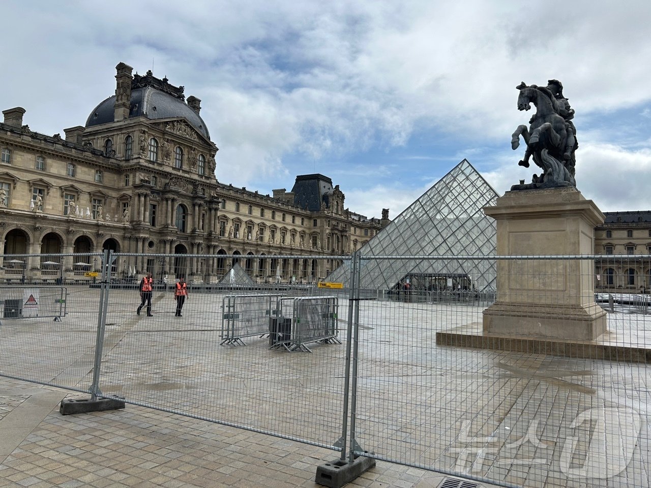 본문 이미지 -  파리올림픽 개막을 사흘 앞둔 23일 오후&#40;한국시간&#41; 프랑스 파리 루브르 박물관 내부에 펜스가 처져 있다. 2024.7.23/뉴스1 ⓒ News1 문대현 기자 