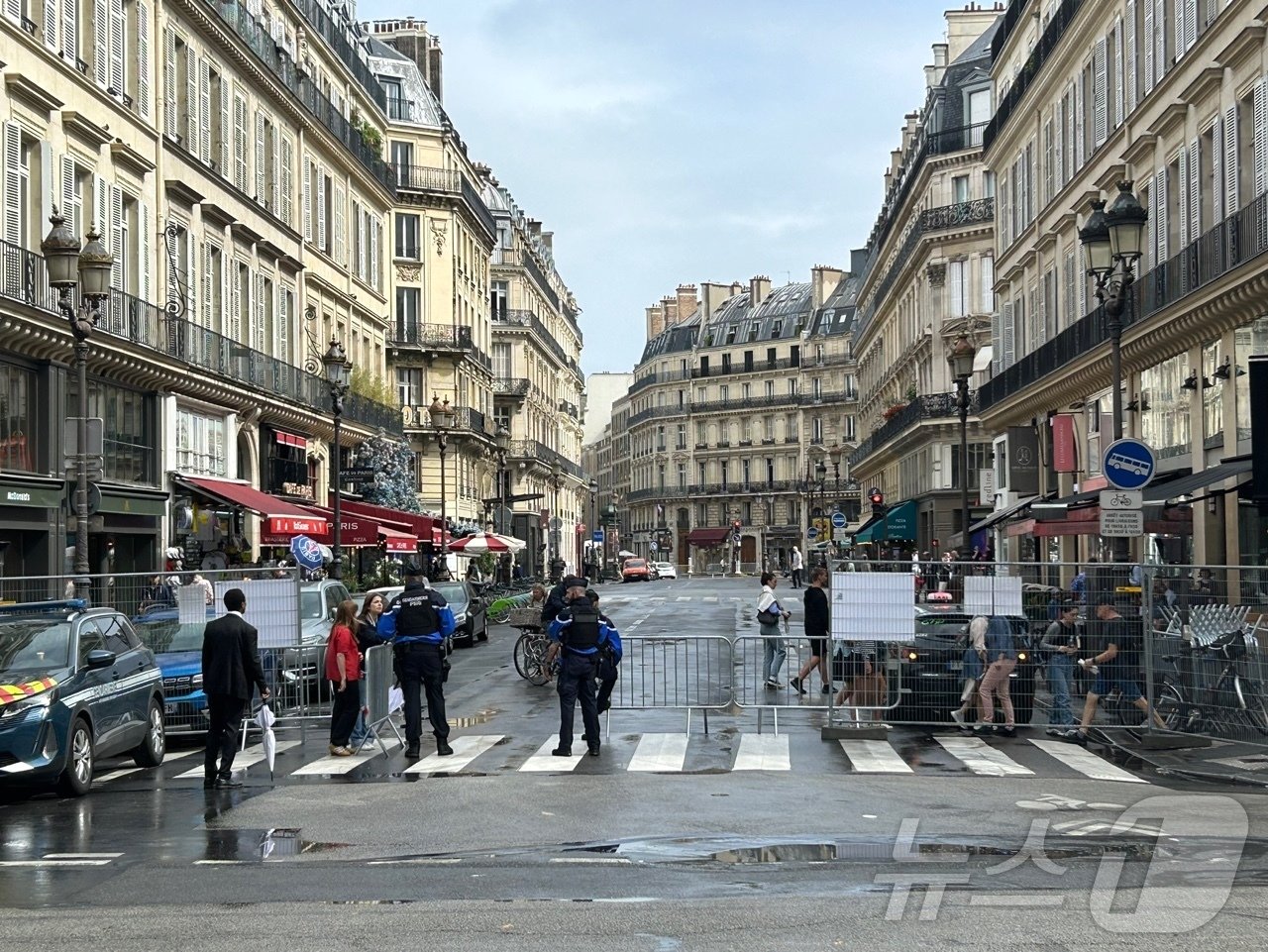 본문 이미지 - 파리 올림픽 개막을 사흘 앞둔 23일 오후&#40;한국시간&#41; 프랑스 파리 루브르 박물관 근처에서 경찰 인력이 일반인의 출입을 통제하고 있다. 2024.7.23/뉴스1 ⓒ News1 문대현 기자  