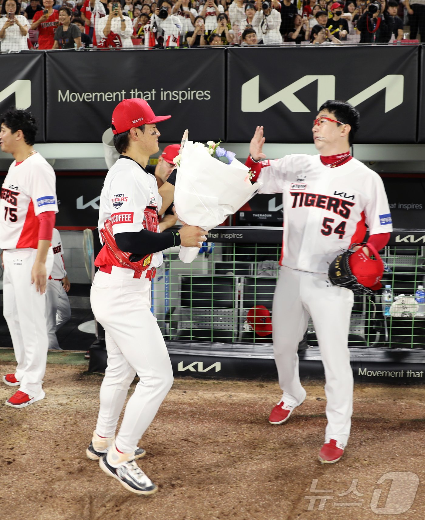 본문 이미지 - 23일 사이클링 히트를 달성한 김도영&#40;왼쪽&#41;이 양현종과 하이파이브를 하고 있다. &#40;KIA 타이거즈 제공&#41;