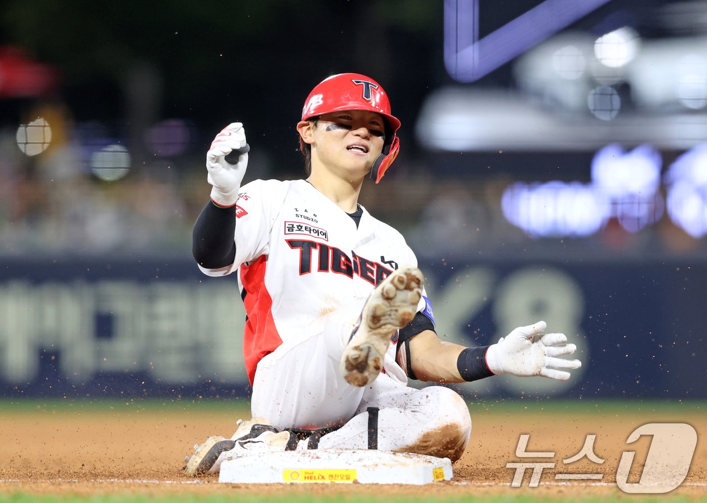 KIA 타이거즈의 내야수 김도영&#40;21&#41;이 23일 광주 기아챔피언스필드에서 열린 2024 신한 SOL 뱅크 KBO리그 NC 다이노스와 KIA 타이거즈의 경기에서 올 시즌 첫 사이클링 히트를 달성하고 있다. 20세 9개월 21일에 사이클링 히트를 기록한 김도영은 2004년 신종길&#40;당시 한화·20세 8개월 21일&#41;에 이어 역대 두 번쨰 최연소 기록을 세웠다. 4타석 만에 사이클링 히트는 최소타석 타이기록&#40;9번째&#41;이다. 나아가 4타석에서 안타, 2루타, 3루타, 홈런 순으로 사이클링 히트를 기록한 것은 역대 최초다. &#40;KIA 타이거즈 제공&#41; 2024.7.23/뉴스1