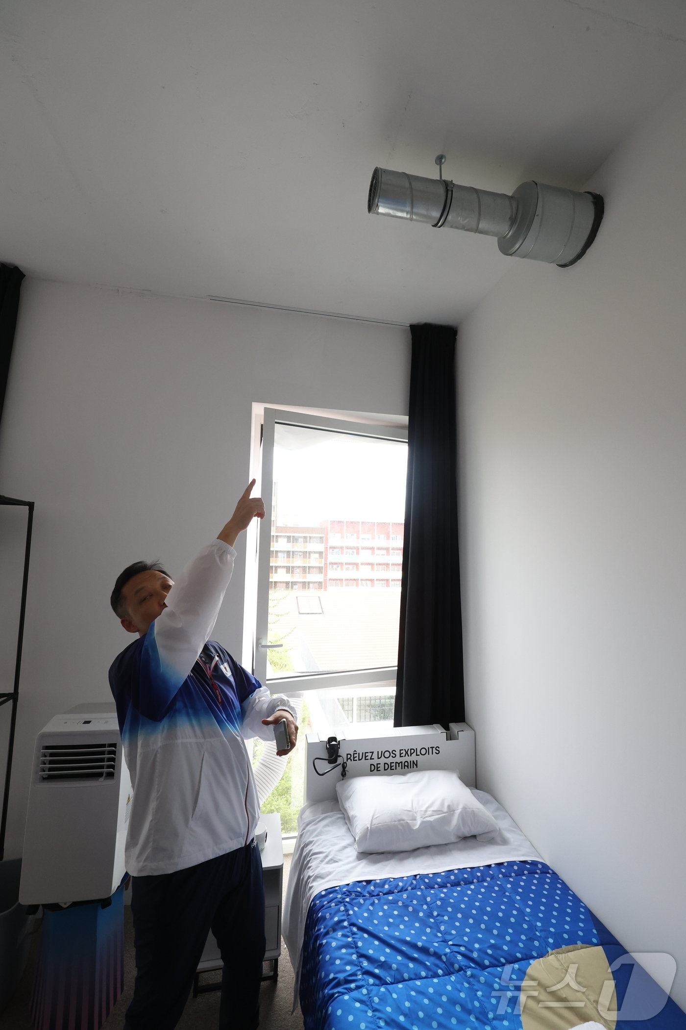 본문 이미지 - 23일 오후(한국시간) 프랑스 파리 생드니 올림픽 선수촌 미디어데이에서 대한체육회 관계자가 선수촌 에어쿨러 시스템에 대해 설명하고 있다. 2024.7.23/뉴스1 ⓒ News1 박정호 기자