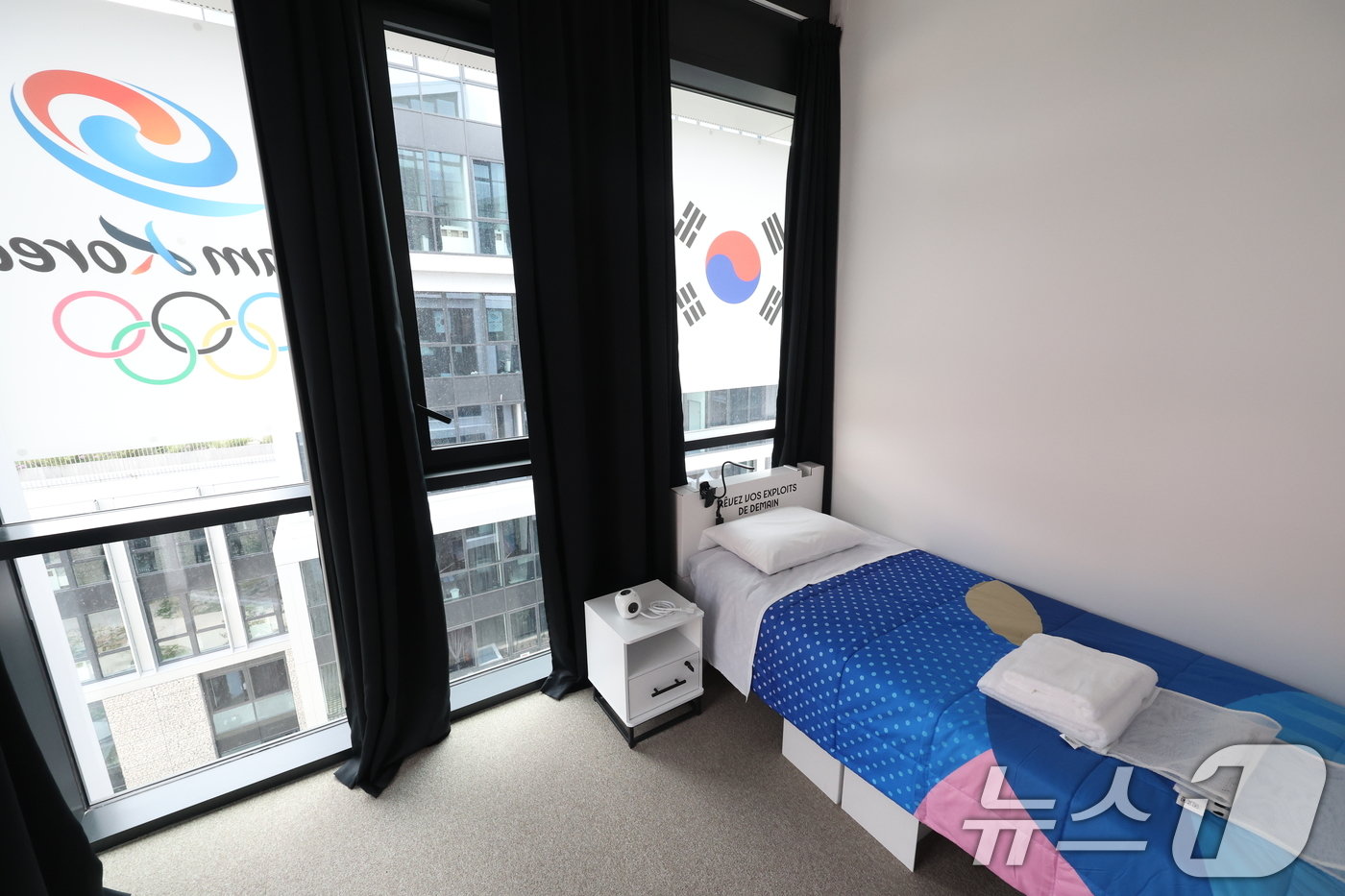 본문 이미지 - 23일 오후&#40;한국시간&#41; 프랑스 파리 생드니 올림픽 선수촌 미디어데이에서 공개된 대한민국 숙소에 골판지 침대가 설치되어 있다. 2024.7.23/뉴스1 ⓒ News1 박정호 기자