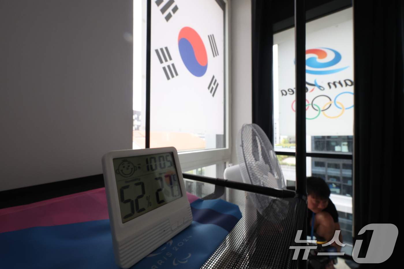 (파리(프랑스)=뉴스1) 박정호 기자 = 23일 오후(한국시간) 프랑스 파리 생드니 올림픽 선수촌 미디어데이에서 공개된 대한민국 숙소 내부 온도가 27도를 가리키고 있다. 2024 …