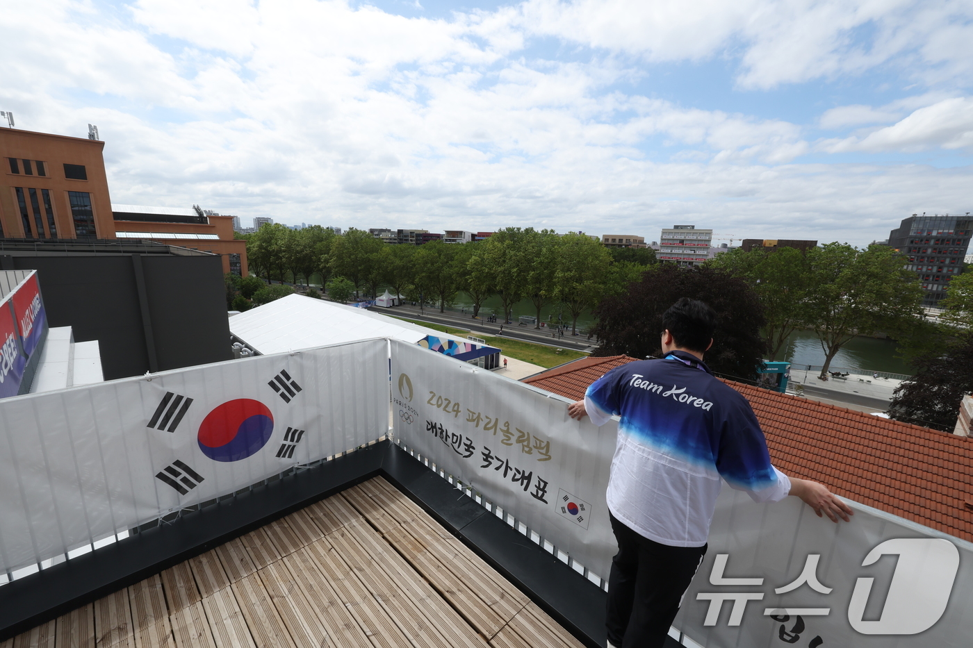 (파리(프랑스)=뉴스1) 박정호 기자 = 23일 오후(한국시간) 프랑스 파리 생드니 올림픽 선수촌 미디어데이에서 대한체육회 관계자가 선수촌 휴게라운지를 공개하고 있다. 2024.7 …
