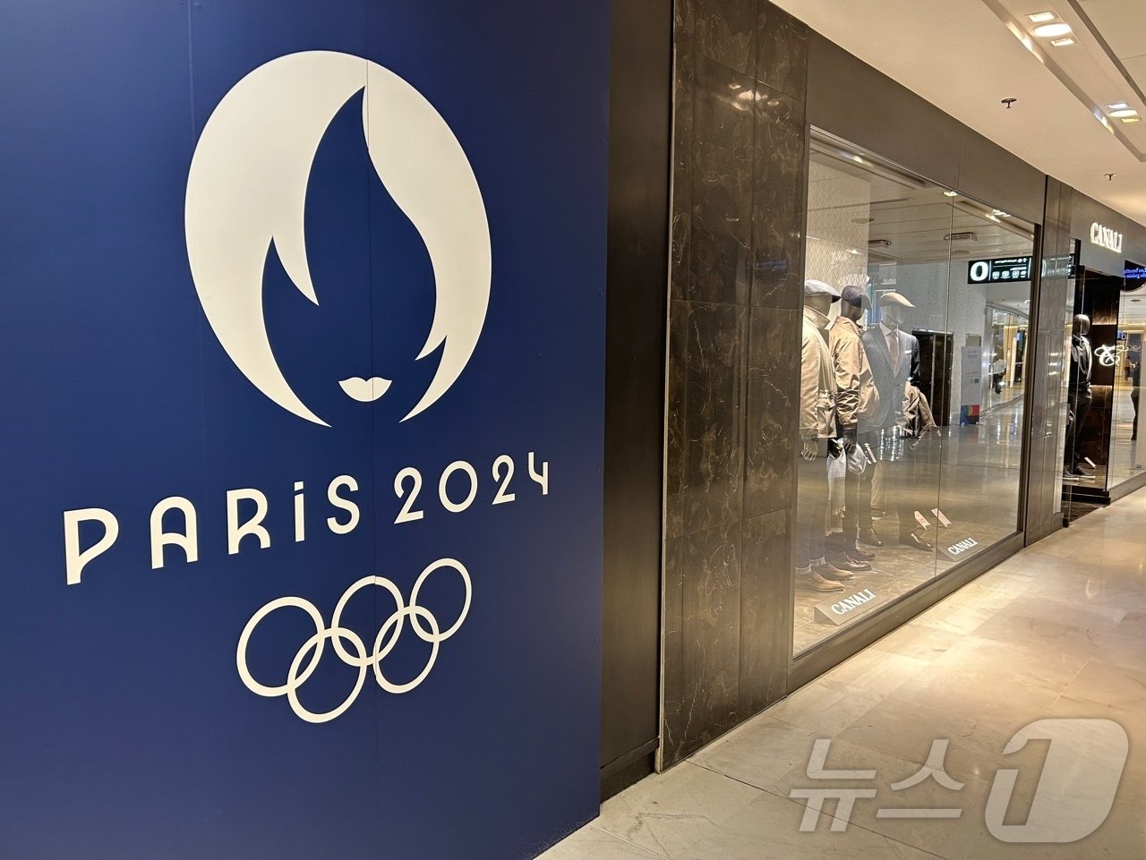본문 이미지 -  23일(한국시간) 프랑스 파리의 팔레 데 콩그레. 1층 쇼핑몰 벽에 올림픽을 상징하는 내용물이 부착돼 있어 분위기를 느낄 수 있다. 2024.7.23/뉴스1 ⓒ News1 문대현 기자 