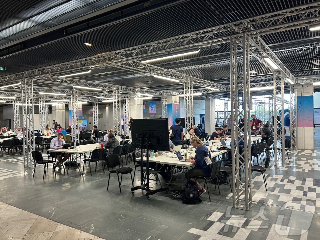 본문 이미지 -   23일(한국시간) 프랑스 파리의 팔레 데 콩그레에 마련된 메인프레스센터(MPC)의 모습. 2024.7.23/뉴스1 ⓒ News1 문대현 기자