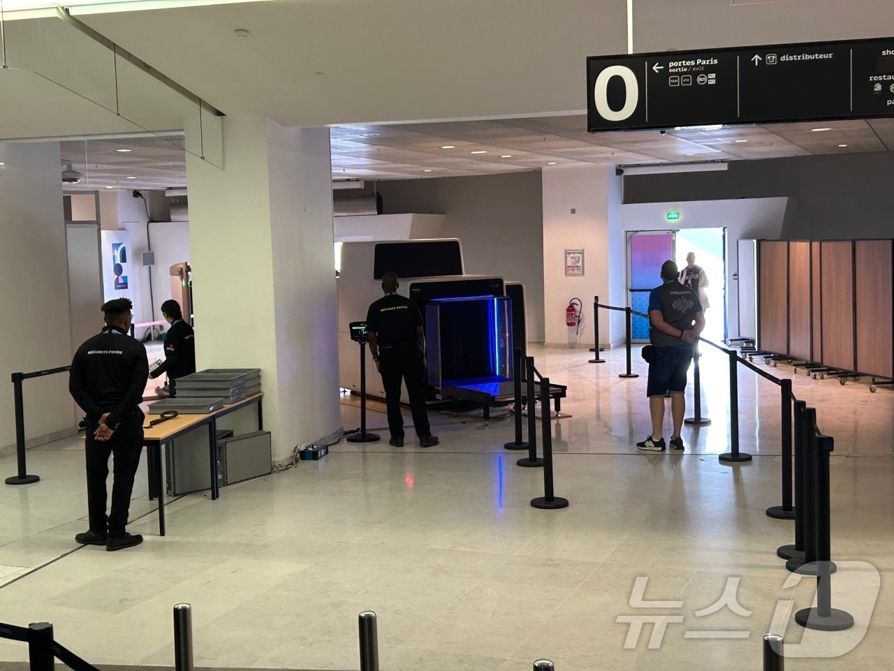 본문 이미지 -    23일(한국시간) 프랑스 파리의 팔레 데 콩그레에 마련된 메인프레스센터(MPC)의 모습. 공항 수준의 짐 검색을 통과해야 올라갈 수 있다. 2024.7.23/뉴스1 ⓒ News1 문대현 기자