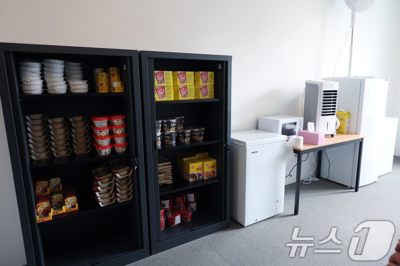 본문 이미지 - 23일 오후&#40;한국시간&#41; 프랑스 파리 생드니 올림픽 선수촌 대한민국 선수단 숙소 선수라운지에 라면과 즉석밥, 참치 등이 비치되어 있다. 2024.7.24/뉴스1 ⓒ News1 박정호 기자
