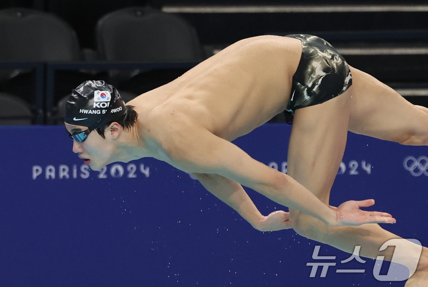 본문 이미지 - 수영대표팀 황선우가 23일&#40;한국시간&#41; 프랑스 파리 라데팡스에 마련된 수영 경기장에서 훈련을 하고 있다. 2024.7.23/뉴스1 ⓒ News1 이동해 기자