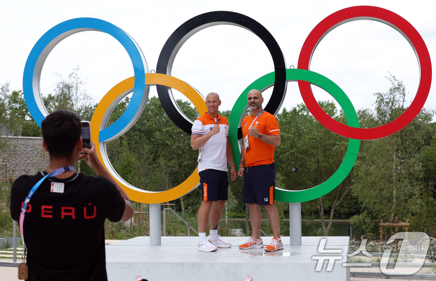 (파리(프랑스)=뉴스1) 박정호 기자 = 23일 오후(한국시간) 프랑스 파리 생드니 올림픽 선수촌에서 각국 선수단이 오륜기를 배경으로 기념 촬영을 하고 있다. 2024.7.24/뉴 …