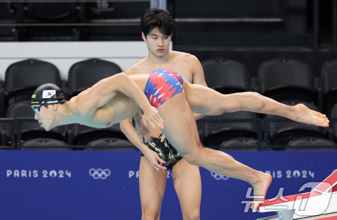 수영대표팀 황선우와 지유찬이 23일&#40;한국시간&#41; 프랑스 파리 라데팡스에 마련된 수영 경기장에서 훈련을 하고 있다. 2024.7.24/뉴스1 ⓒ News1 이동해 기자