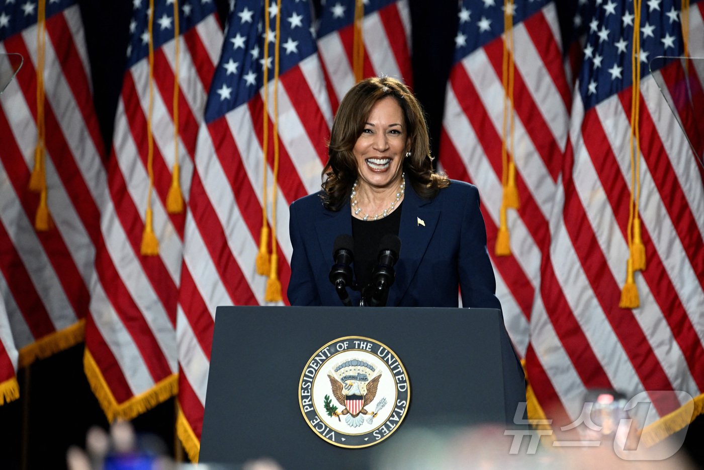 본문 이미지 - 23일(현지시간) 카멀라 해리스 미국 부통령이 위스코신주 밀워키 교외 웨스트앨리스에서 첫 선거 유세 행사에 나섰다. 그는 도널드 트럼프 전 미국 대통령이 "미국을 후퇴시키려 한다＂라며 지지를 호소했다. 2024.07.23/ ⓒ 로이터=뉴스1 ⓒ News1 박재하 기자