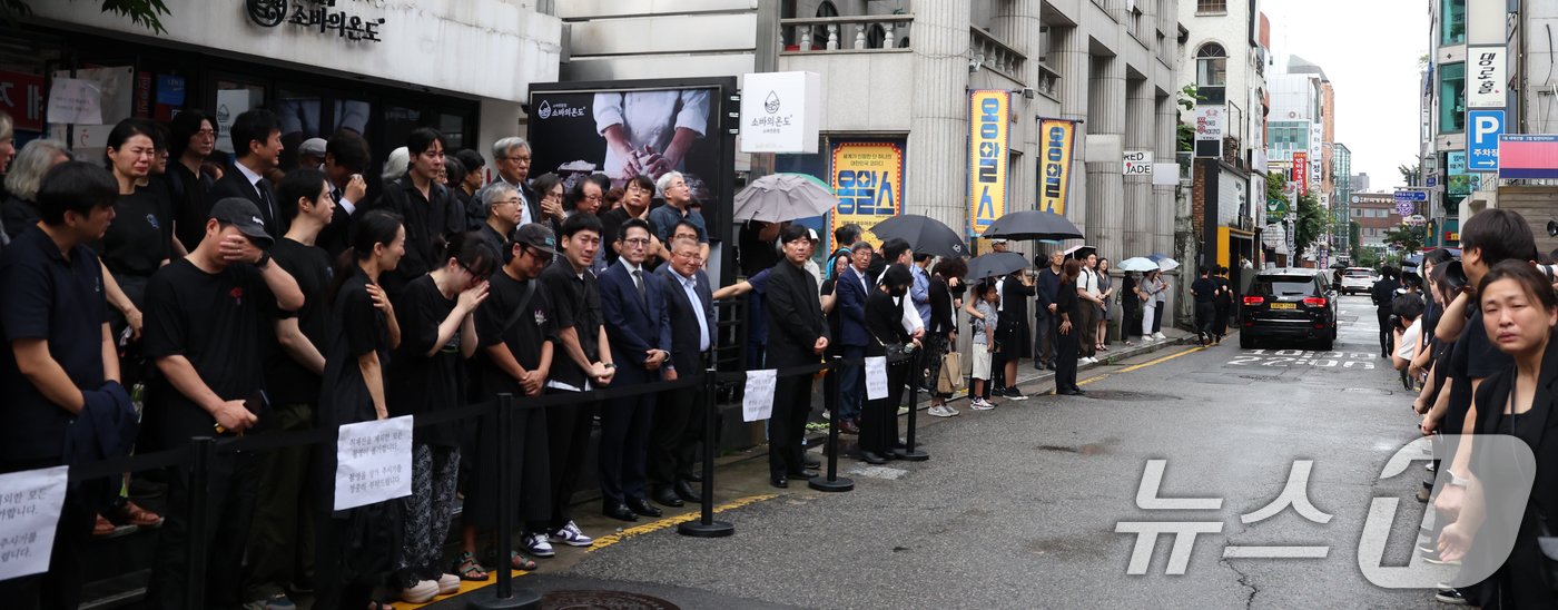 본문 이미지 - 20일 서울 종로구 대학로 아르코 꿈밭극장(옛 학전)에서 열린 고 김민기의 노제에서 지인들이 떠나는 운구차량을 보며 슬퍼하고 있다. 2024.7.24/뉴스1 ⓒ News1 김명섭 기자