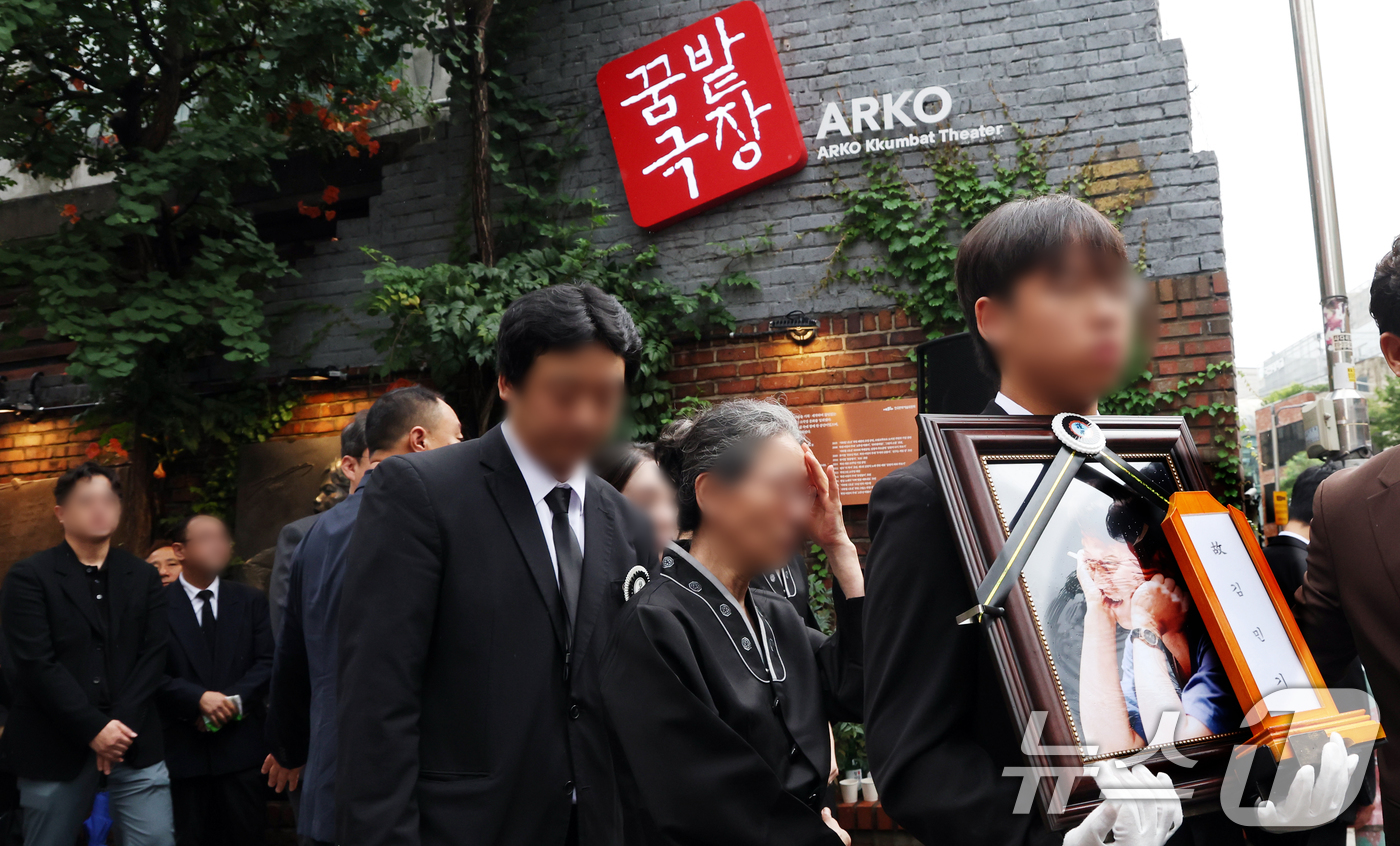 (서울=뉴스1) 김명섭 기자 = 24일 오전 서울 종로구 대학로 아르코 꿈밭극장(옛 학전)에서 열린 고 김민기의 노제에서 고인의 영정이 운구되고 있다. 2024.7.24/뉴스1