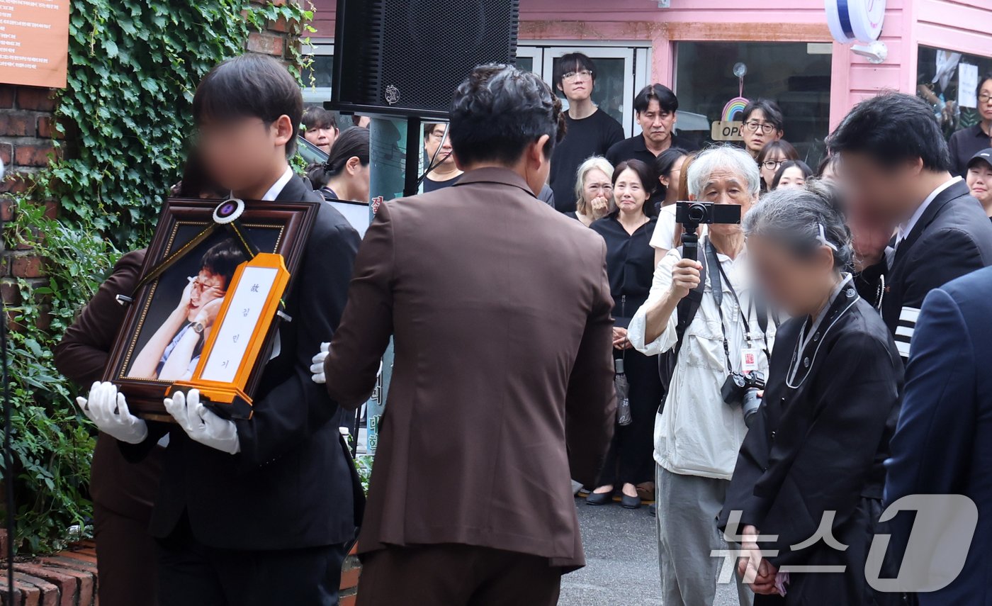 본문 이미지 - 20일 서울 종로구 대학로 아르코 꿈밭극장(옛 학전)에서 고 김민기의 노제가 거행되고 있다. 2024.7.24/뉴스1 ⓒ News1 김명섭 기자