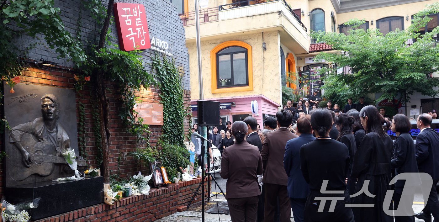 본문 이미지 - 20일 서울 종로구 대학로 아르코 꿈밭극장(옛 학전)에서 고 김민기의 노제가 거행되고 있다. 2024.7.24/뉴스1 ⓒ News1 김명섭 기자