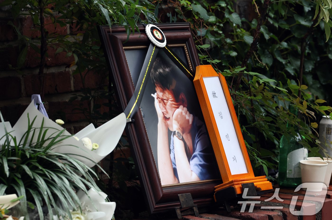 본문 이미지 - 20일 서울 종로구 대학로 아르코 꿈밭극장(옛 학전)에서 열린 고 김민기의 노제에서 고인의 영정이 놓여져 있다. 2024.7.24/뉴스1 ⓒ News1 김명섭 기자