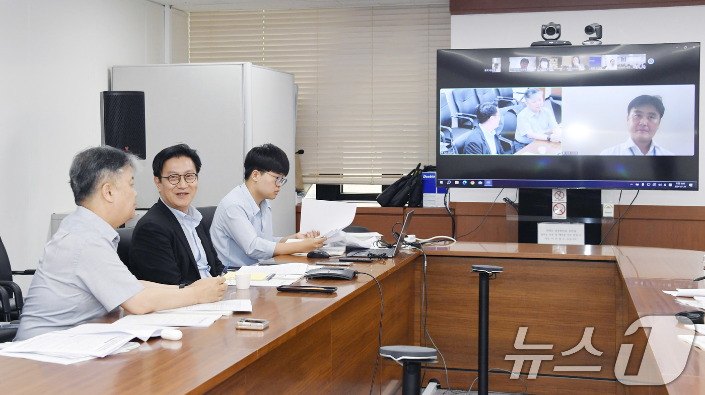 (서울=뉴스1) = 김범석 기획재정부 차관이 24일 오전 서울 종로구 정부서울청사에서 열린 '글로벌 주요 현안 관련 재경관 영상회의'를 주재하고 있다. (기획재정부 제공) 2024 …