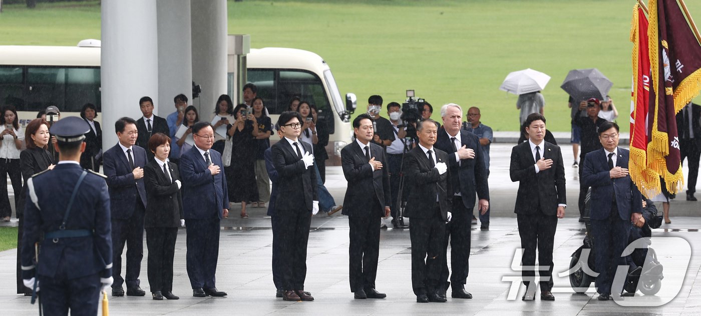 한동훈 국민의힘 대표와 추경호 원내대표 등 지도부가 24일 오전 서울 동작구 국립서울현충원에서 참배에 앞서 국민의례를 하고 있다. 2024.7.24/뉴스1 ⓒ News1 김민지 기자