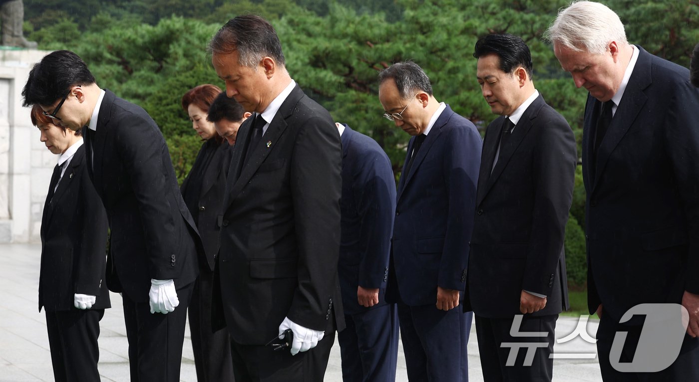 한동훈 국민의힘 당대표와 추경호 원내대표 등 지도부가 24일 오전 서울 동작구 국립서울현충원에서 참배하고 있다. 2024.7.24/뉴스1 ⓒ News1 김민지 기자