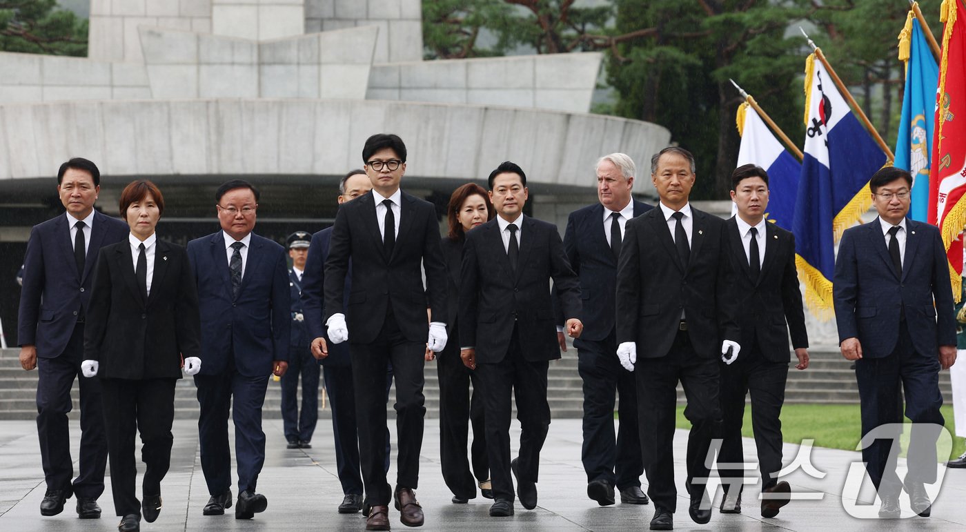 한동훈 국민의힘 당대표와 추경호 원내대표 등 지도부가 24일 오전 서울 동작구 국립서울현충원에서 참배를 마치고 이동하고 있다. 2024.7.24/뉴스1 ⓒ News1 김민지 기자