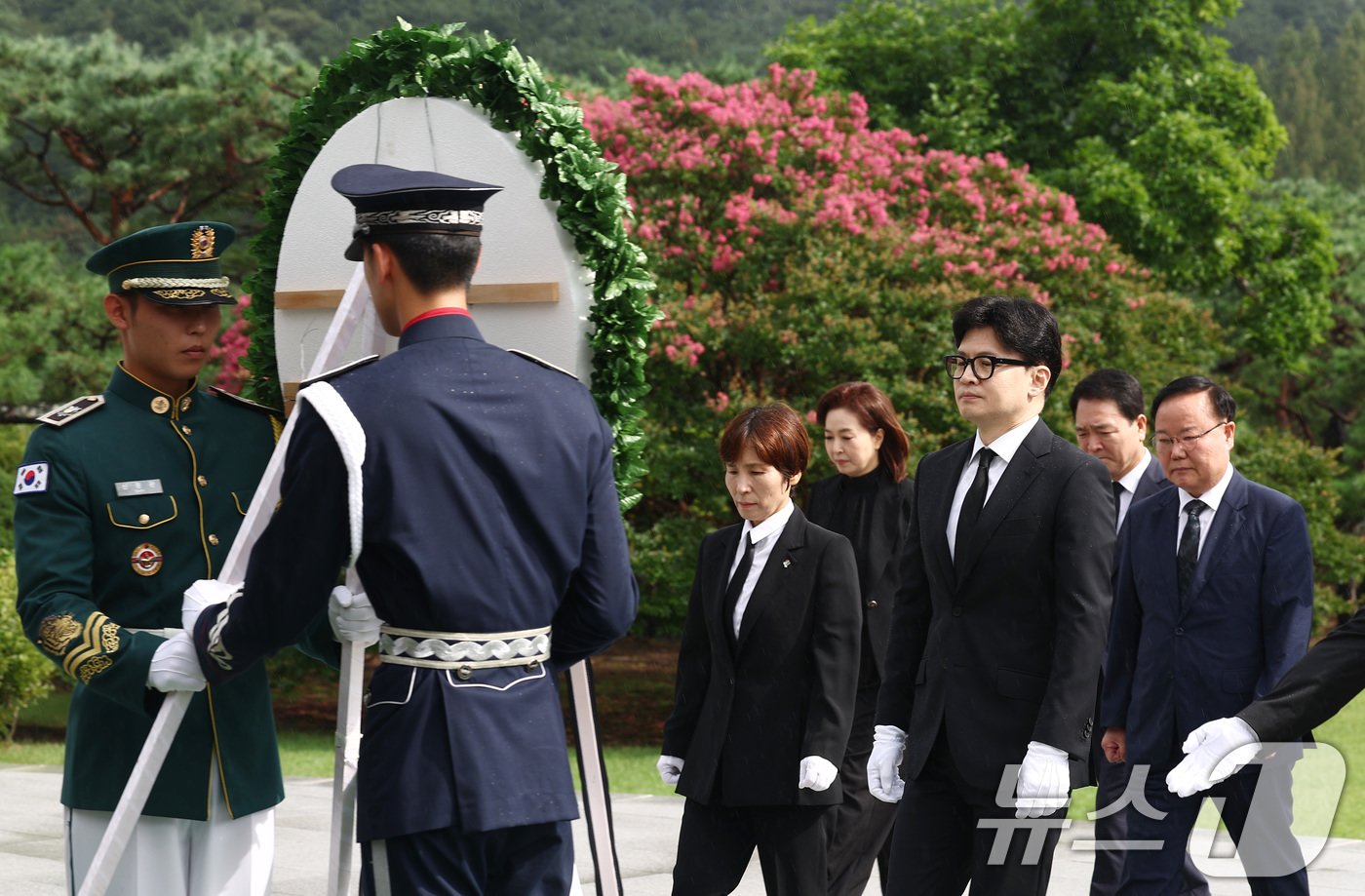 한동훈 국민의힘 당대표 등 지도부가 24일 오전 서울 동작구 국립서울현충원에서 참배를 하고 있다. 2024.7.24/뉴스1 ⓒ News1 김민지 기자